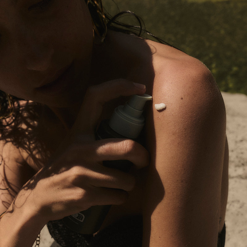 Woman using xxSOULT Body Lotion &#39;Velvet Haze&#39; on her shoulder